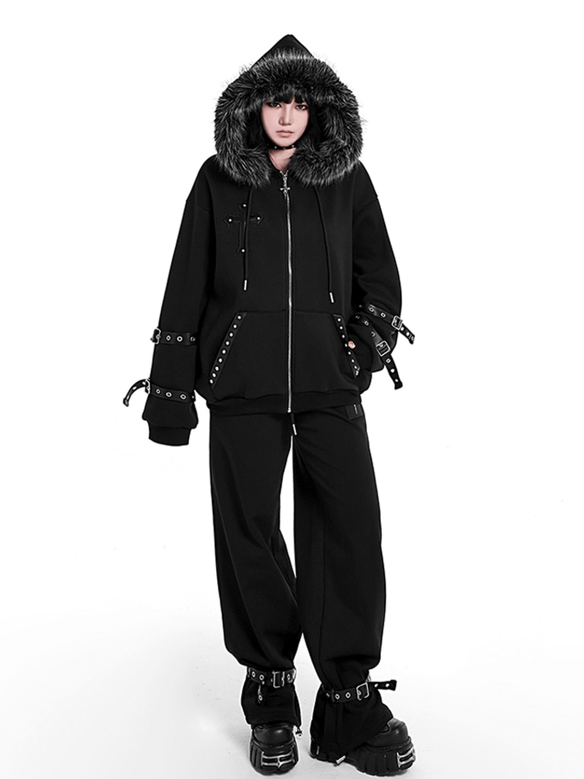 Hoodie con cierre y alas de murciélago con capucha de piel sintética – en modelo, cuerpo completo | XoKool