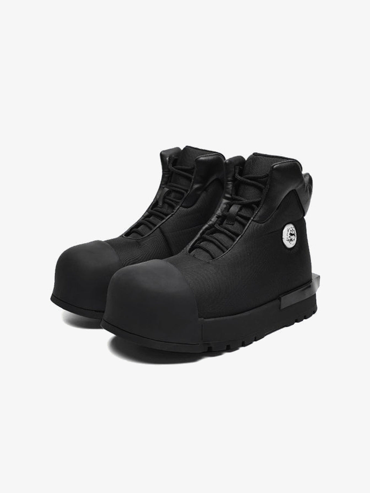 Big Round Toe High Top Boots zum Schnüren – Komplett Schwarz, Paar von der Seite | XoKool