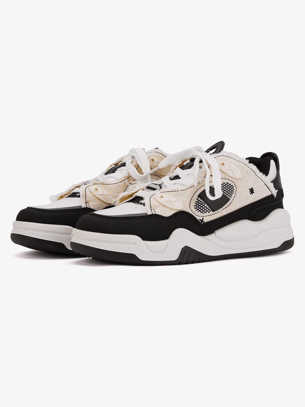 Retro Chunky Sneaker mit ausgefranstem Patchwork – Schwarz, Paar schräg | XoKool