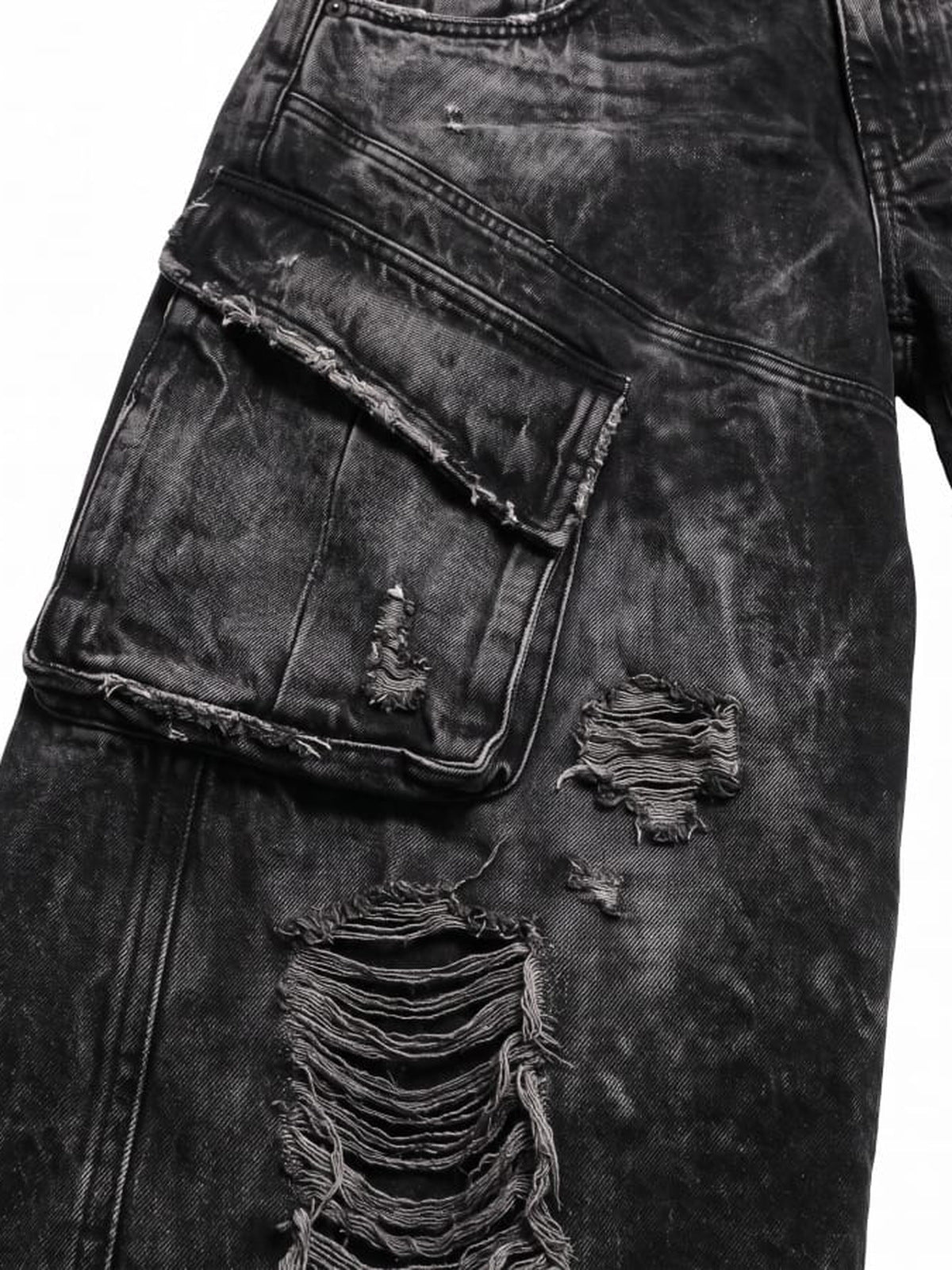 Schwarze Cargo Jeans – Cargotasche und Risse im Detail | XoKool