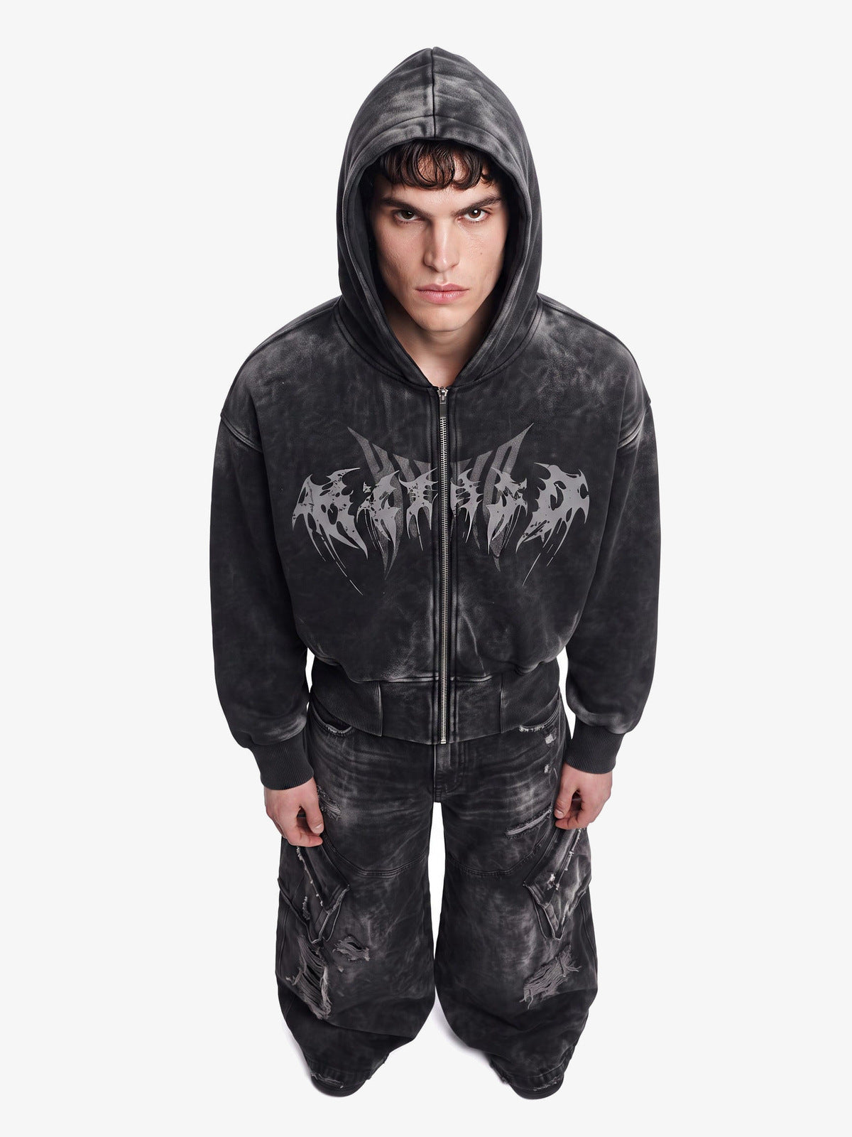 Schwarze Baggy Cargo Jeans mit Acid-Wash-Rissen – am Model von vorne mit Hoodie | XoKool