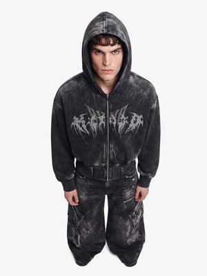 Schwarze Baggy Cargo Jeans mit Acid-Wash-Rissen – am Model von vorne mit Hoodie | XoKool