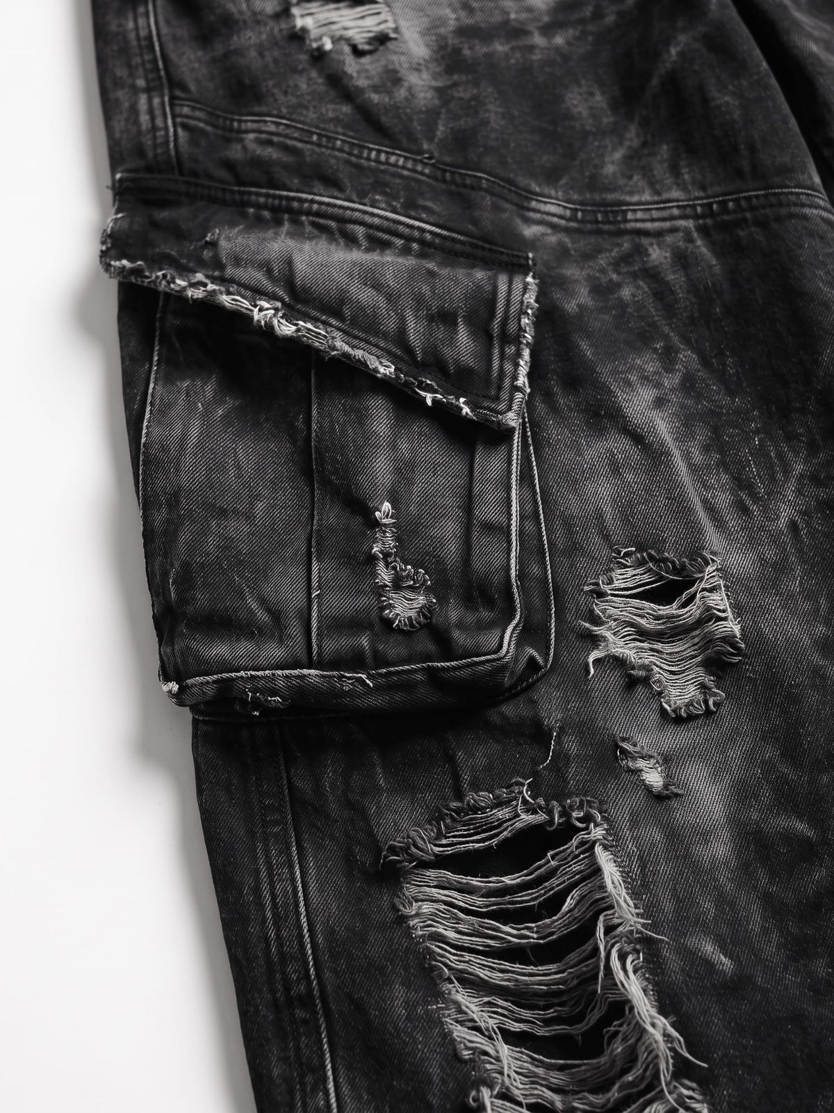 Schwarze Cargo Jeans – Tasche und Risse im Detail | XoKool