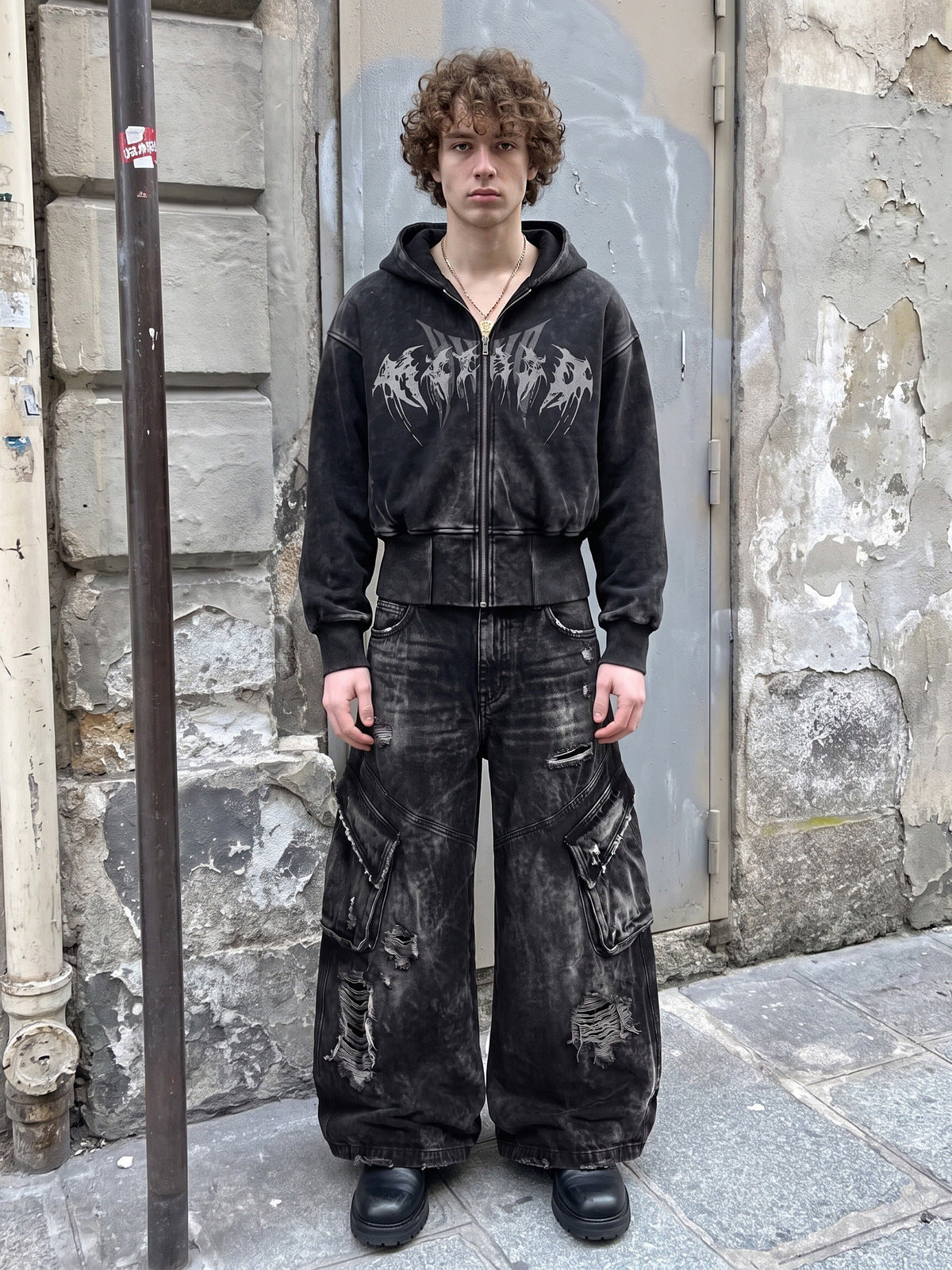 Schwarze Baggy Cargo Jeans mit Acid-Wash-Rissen – Streetfoto | XoKool