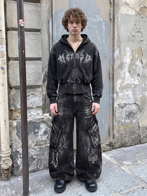 Schwarze Baggy Cargo Jeans mit Acid-Wash-Rissen – Streetfoto | XoKool