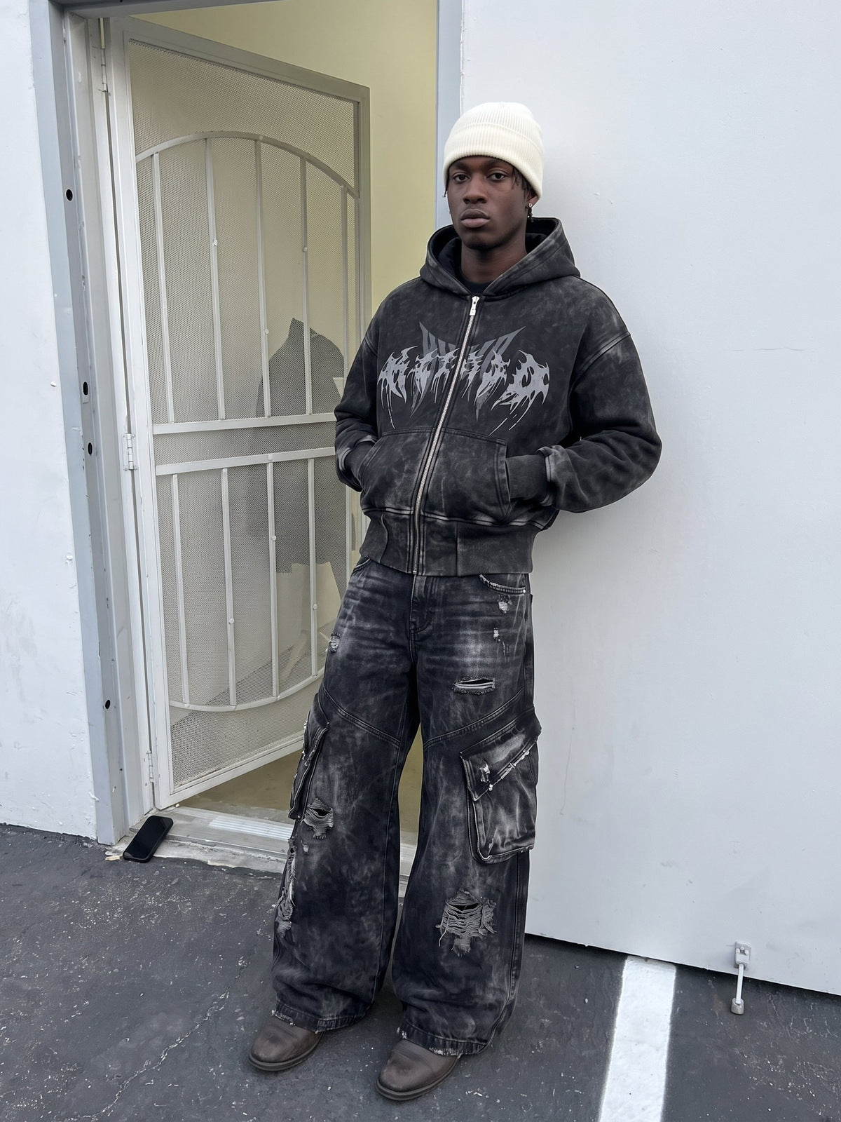 Schwarze Baggy Cargo Jeans mit Acid-Wash-Rissen – Streetfoto | XoKool