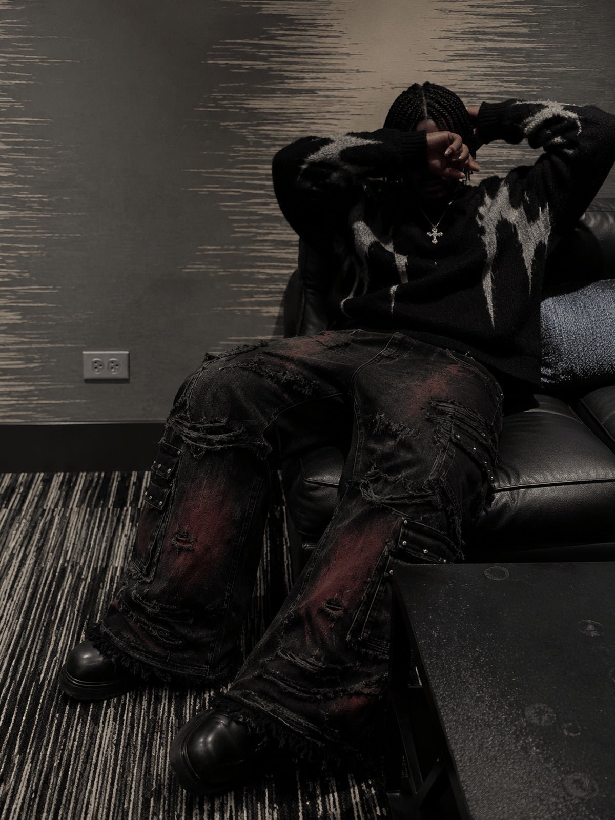 Schwarze Baggy Cargo Jeans mit rotem Fade – Lifestyle, sitzend | XoKool