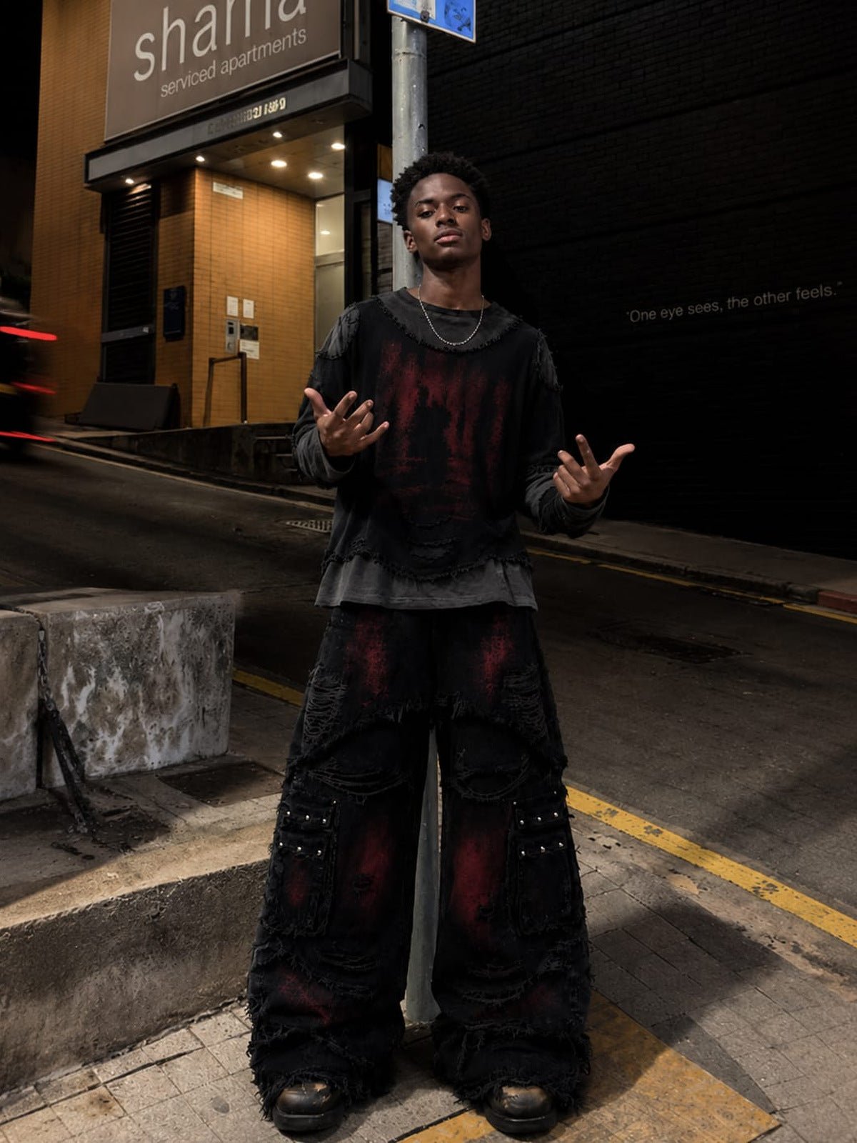 Cargo Jeans mit rotem Fade – Straße bei Nacht | XoKool