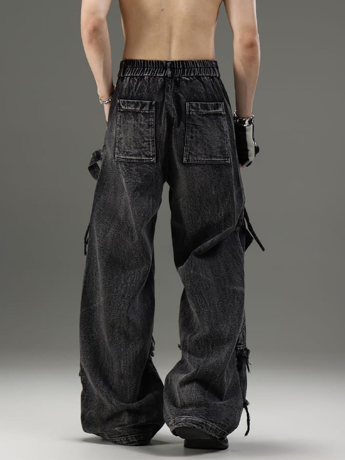 Schwarze Cargo Jeans – am Model, hinten | XoKool