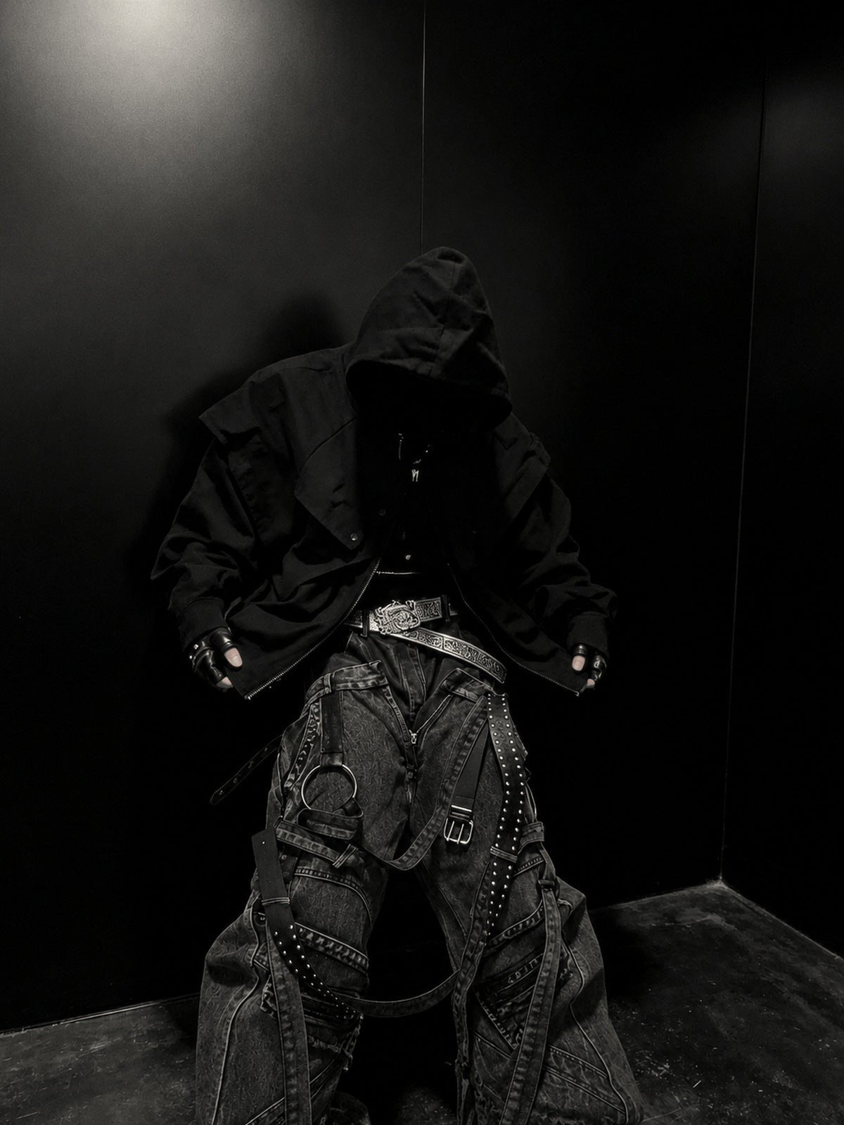 Jeans cargo baggy negros con correas y anillas en O – en modelo, estudio oscuro | XoKool