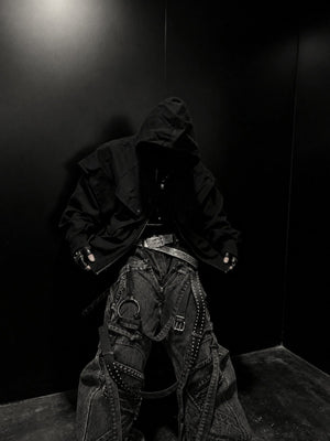 Schwarze Baggy Cargo Jeans mit Riemen und O-Ringen – am Model, dunkles Studio | XoKool