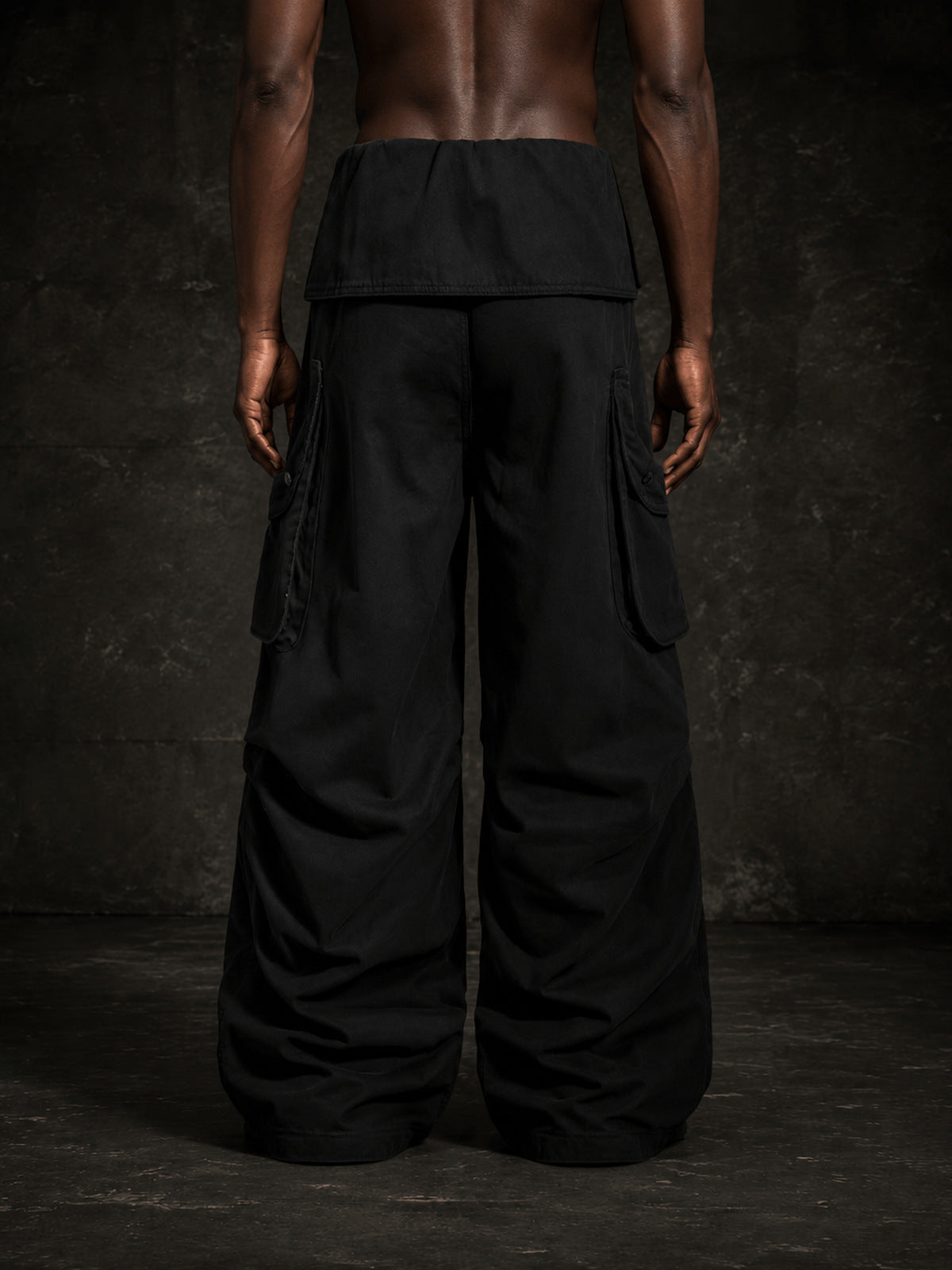 Pantalones cargo baggy negros con cintura doblada – en modelo, espalda | XoKool
