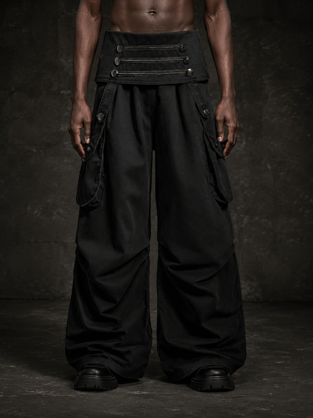 Pantalones cargo baggy negros con cintura doblada – en modelo, frente | XoKool