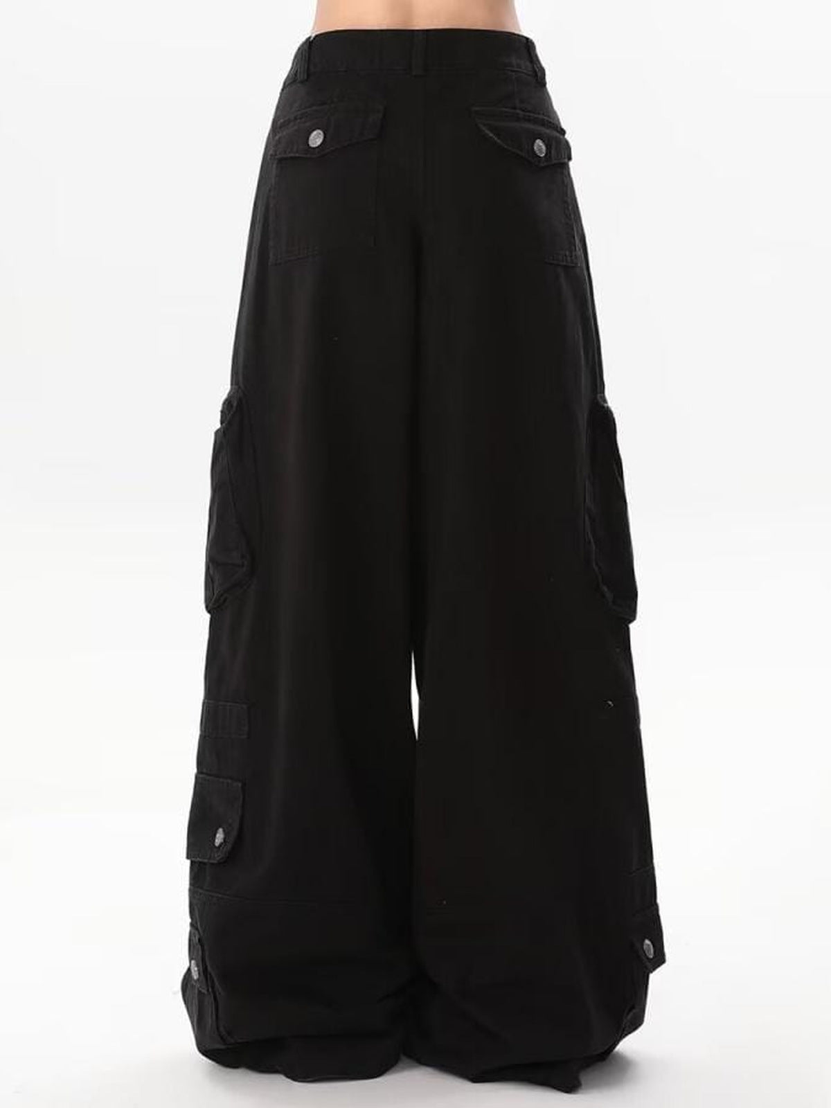 Pantalones cargo con cremalleras – en modelo, vista trasera cercana | XoKool