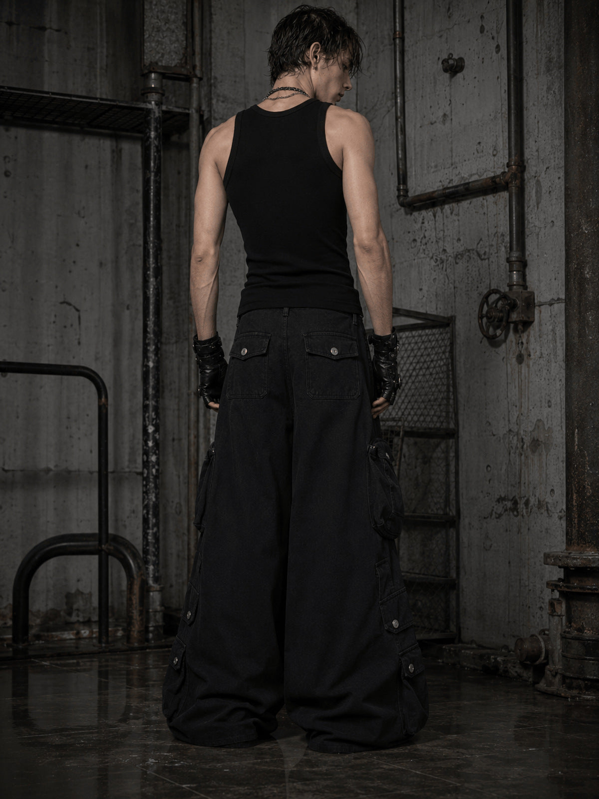 Pantalones cargo baggy negros con cremalleras y broches – en modelo, vista trasera | XoKool