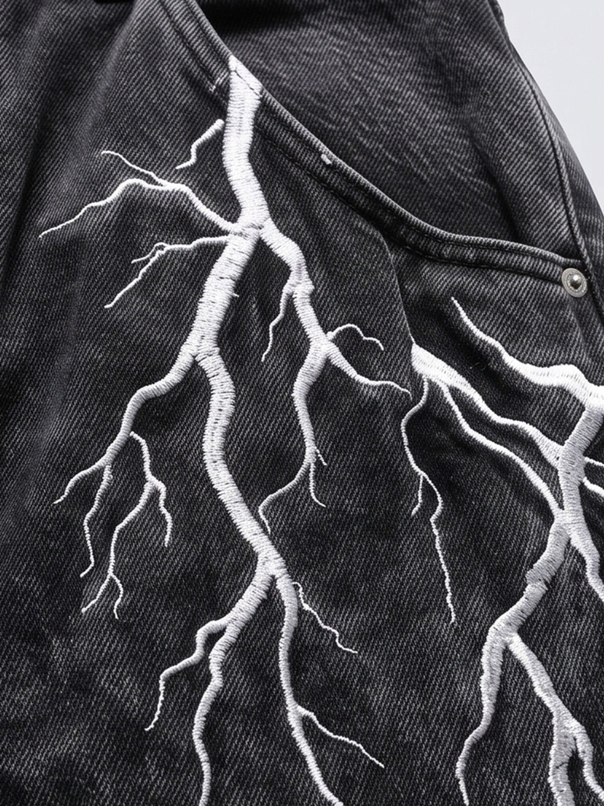 Lightning Baggy Jeans – Blitz-Stickerei Nahaufnahme | XoKool