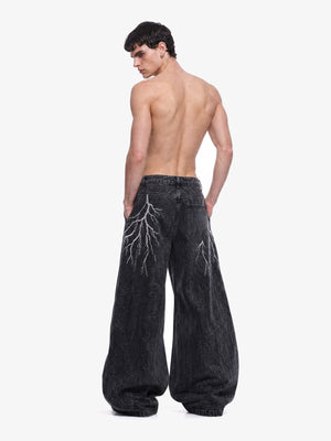 Schwarze Baggy Jeans mit Blitz-Stickerei – am Model, Rückseite | XoKool