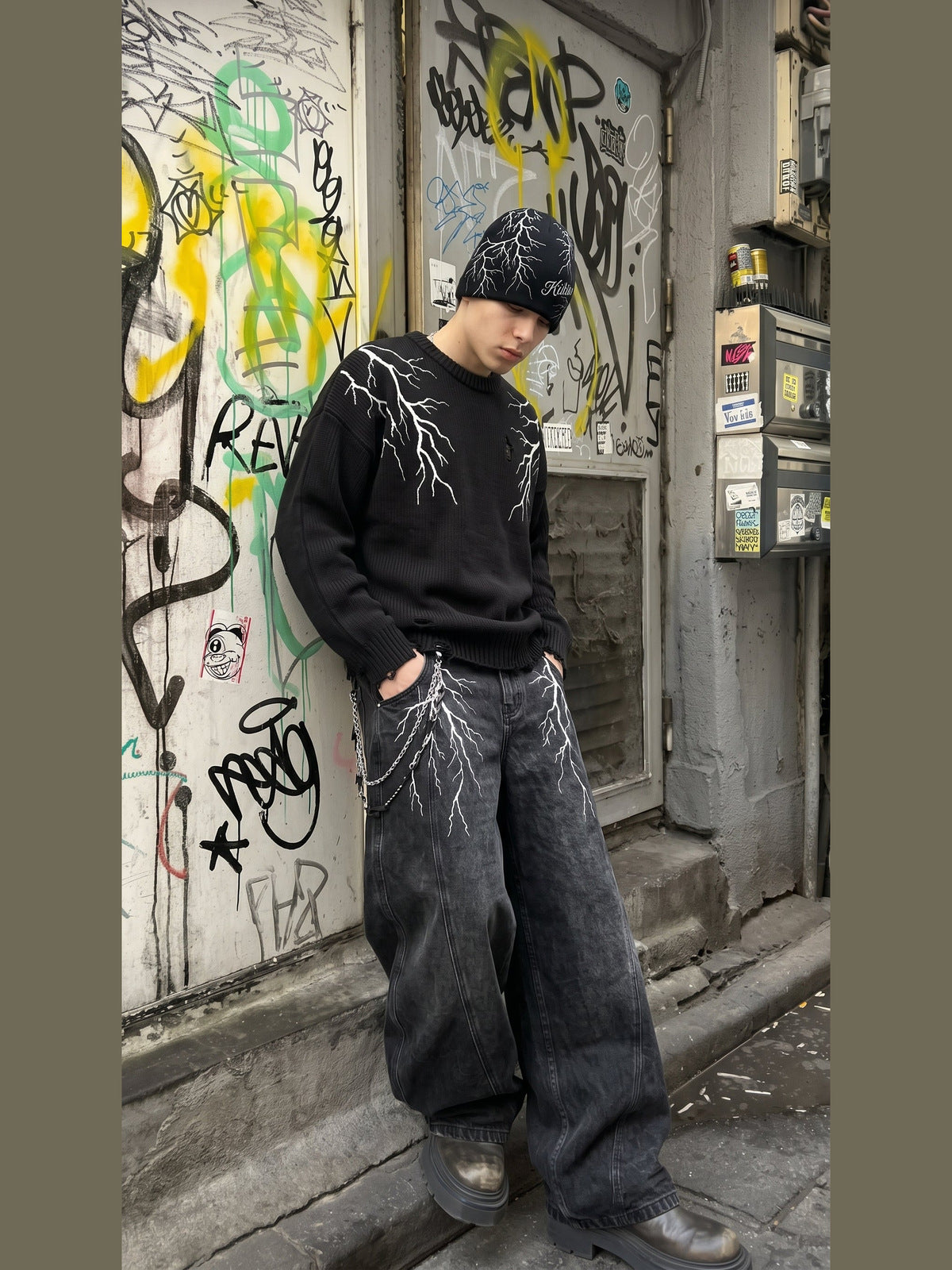 Baggy Jeans mit Blitz-Motiv – Streetstyle-Foto, Vorderseite, Graffiti-Wand | XoKool