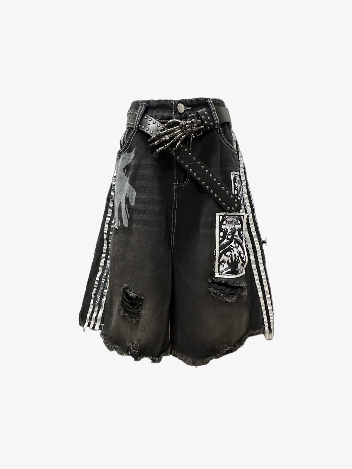 Schwarze Baggy Jorts mit Gothic-Patch-Prints – Vorderansicht flach mit Gürtel | XoKool