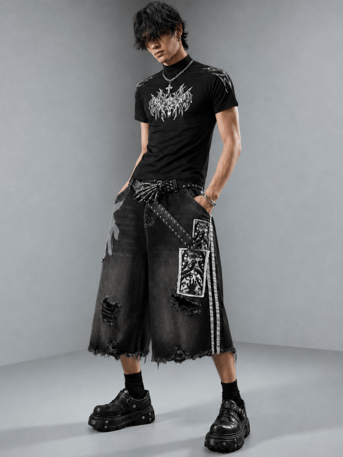 Schwarze Baggy Jorts mit Gothic-Patch-Prints – am Model, Vorderansicht | XoKool