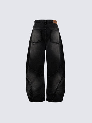 Schwarze Barrel Jeans mit ausgefransten Spiralnähten – Rückseite flach (dunkler) | XoKool