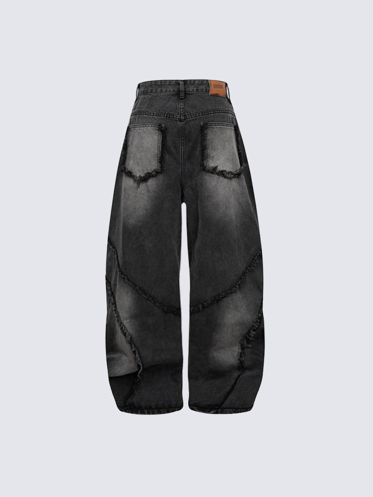 Schwarze Barrel Jeans mit ausgefransten Spiralnähten – Rückseite flach (heller) | XoKool