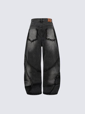 Schwarze Barrel Jeans mit ausgefransten Spiralnähten – Rückseite flach (heller) | XoKool