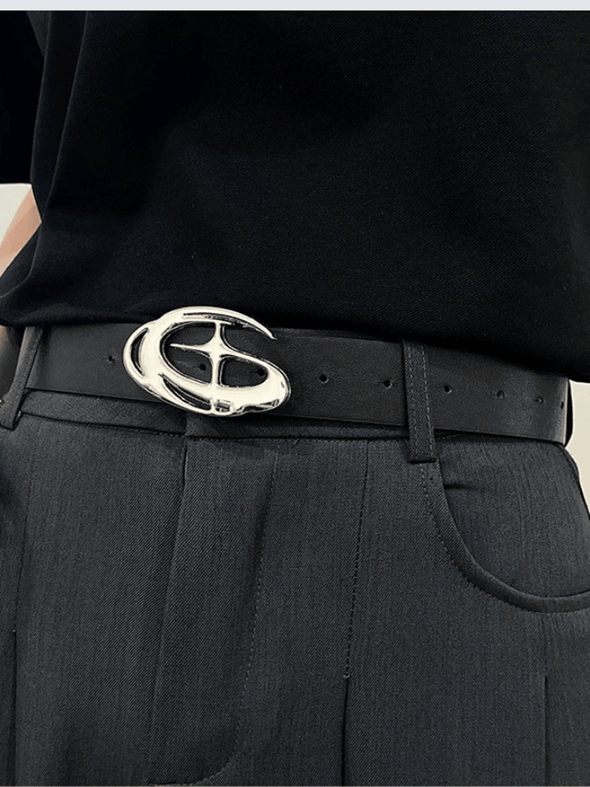 Schwarzer Gürtel mit ovaler Durchbruch-Schnalle – am Model, zur Hose getragen | XoKool