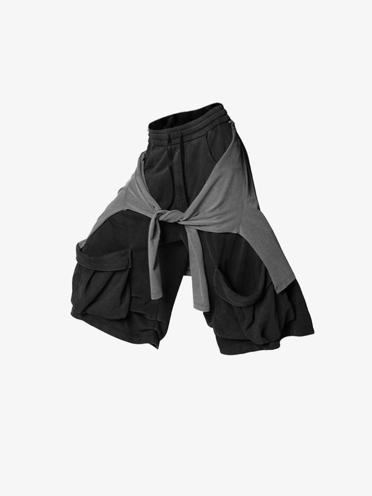 Schwarze Cargo Shorts mit grauer Klappe hinten – flach ausgelegt, Vorderseite mit verknoteter Klappe | XoKool