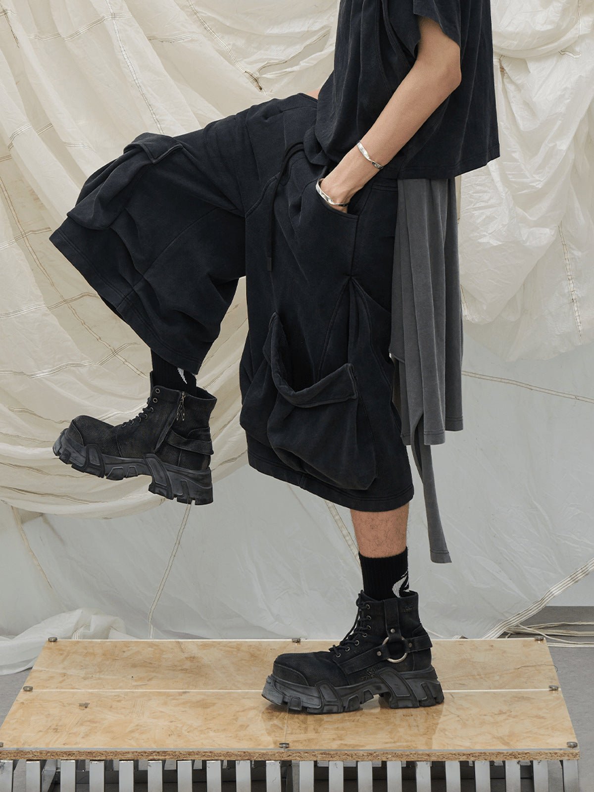 Cargo Shorts – am Model, seitlicher Kick | XoKool