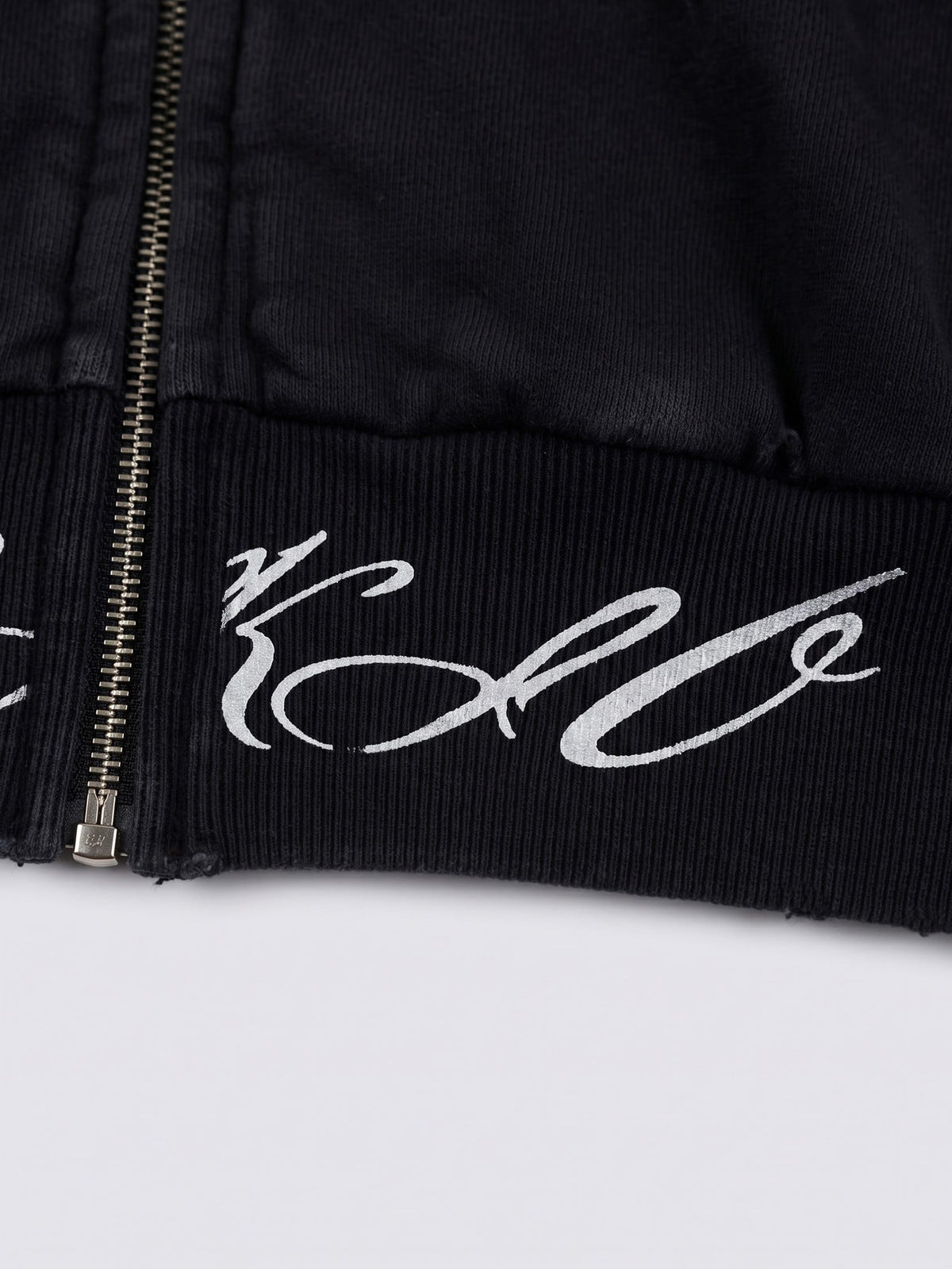 Zip Hoodie mit Blitz – Nahaufnahme Schriftzug-Stickerei am Saum | XoKool