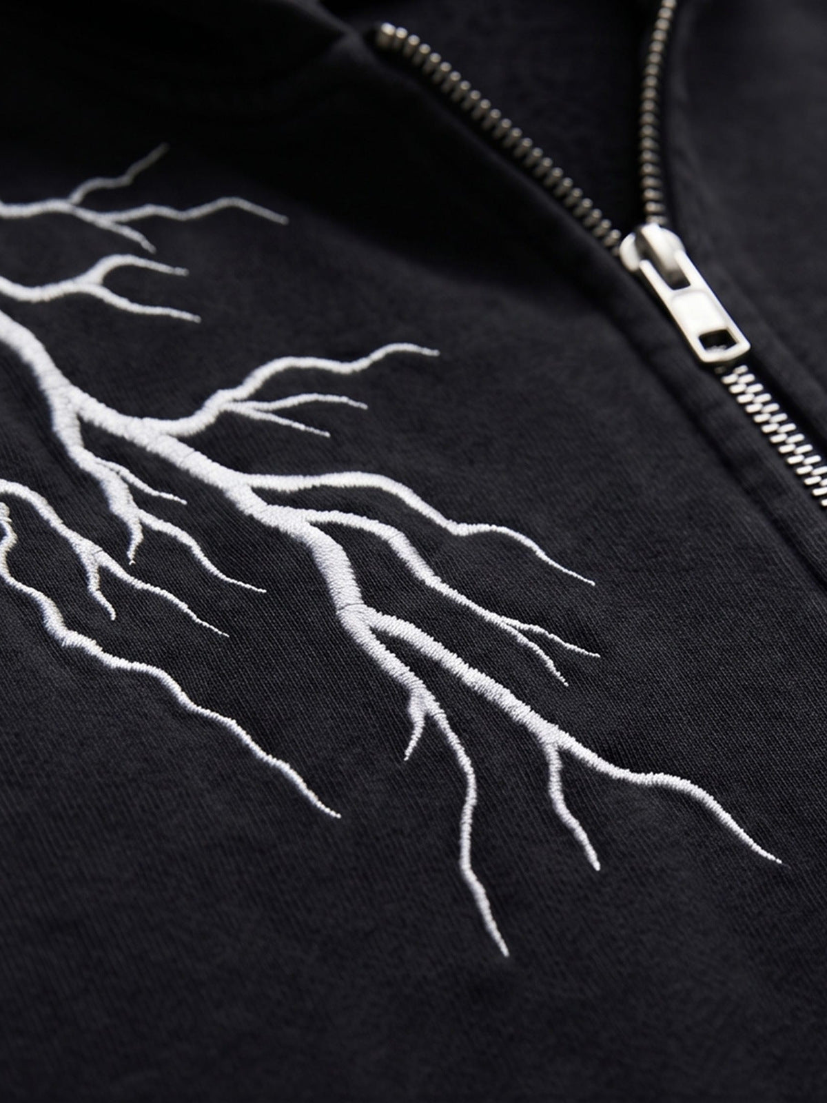 Zip Hoodie mit Blitz – Nahaufnahme Blitz-Stickerei und Reißverschluss | XoKool