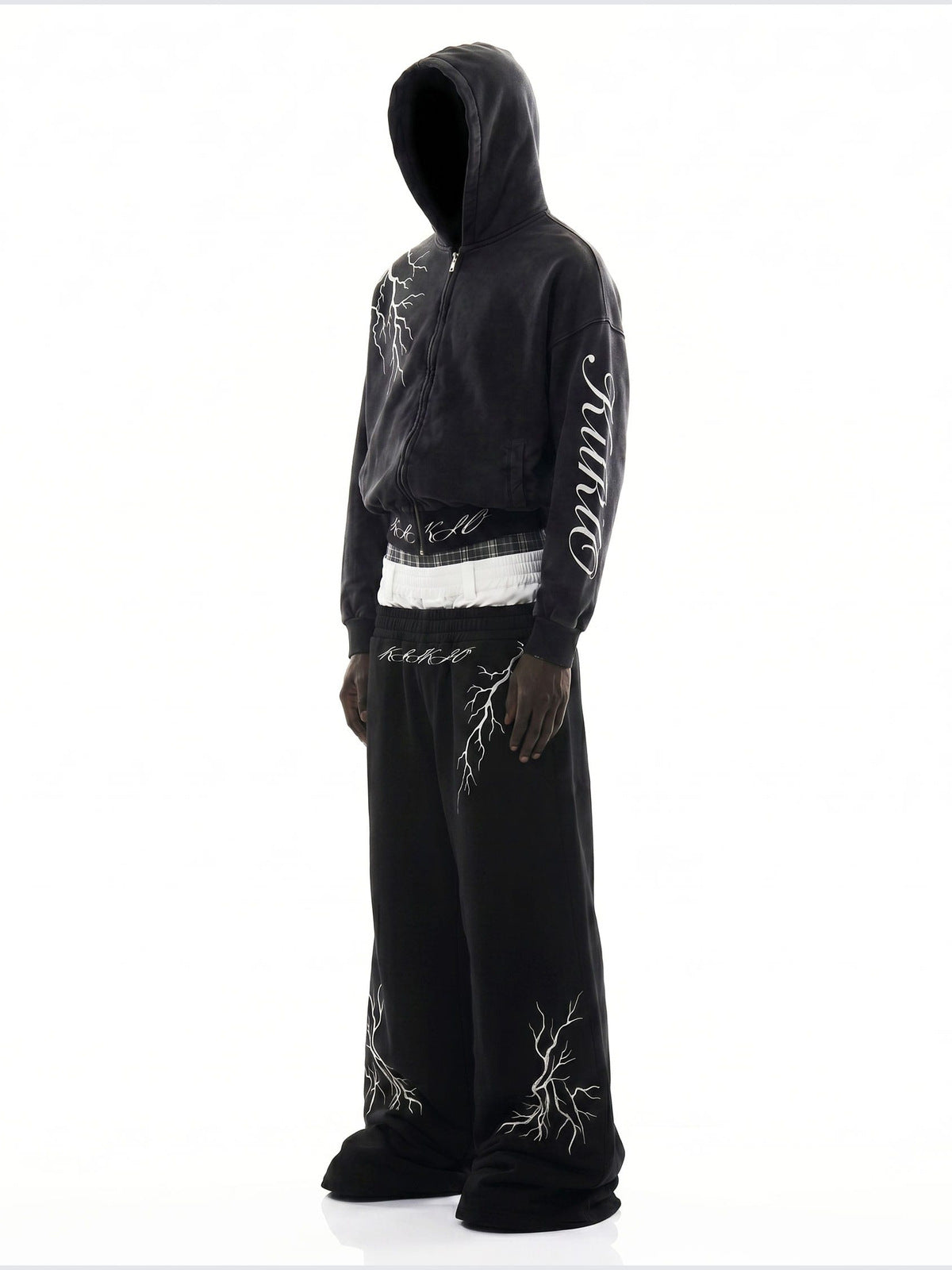 Schwarzer Cropped Zip Hoodie mit Blitz – am Model, Seitenansicht, mit passender Hose | XoKool