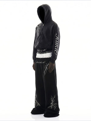 Schwarzer Cropped Zip Hoodie mit Blitz – am Model, Seitenansicht, mit passender Hose | XoKool