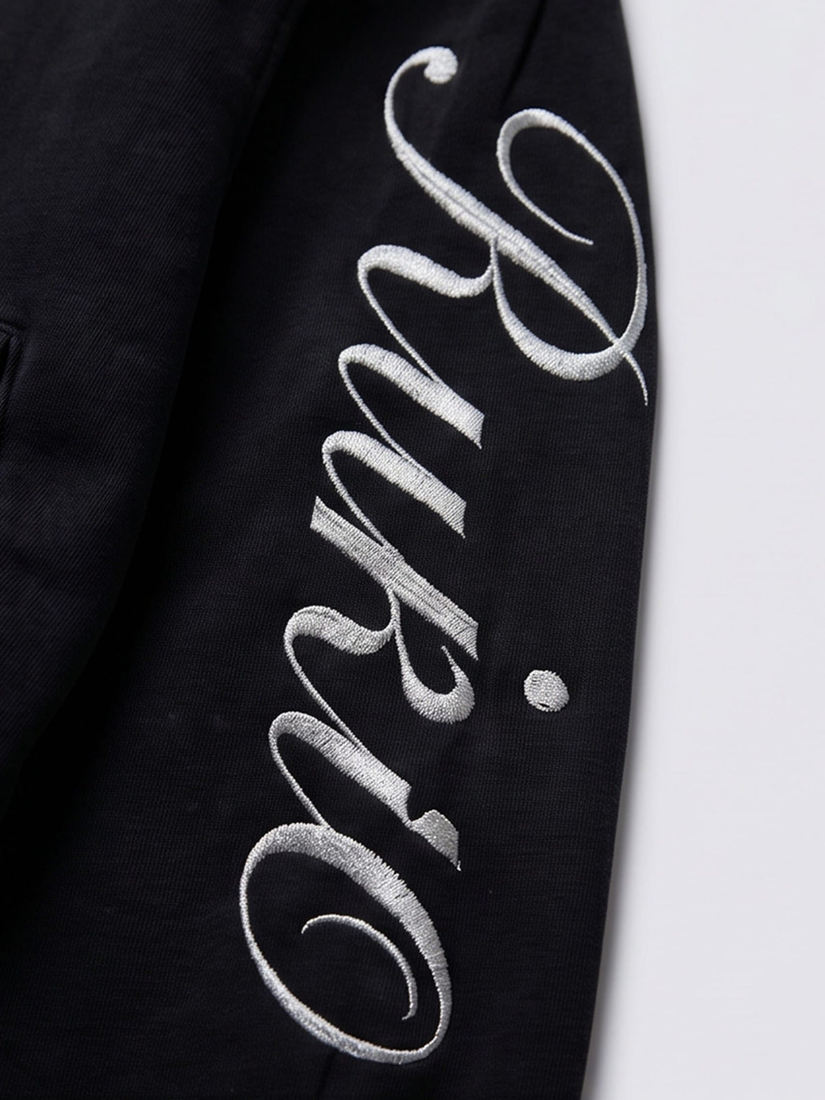 Zip Hoodie mit Blitz – Nahaufnahme Schriftzug-Stickerei am Ärmel | XoKool