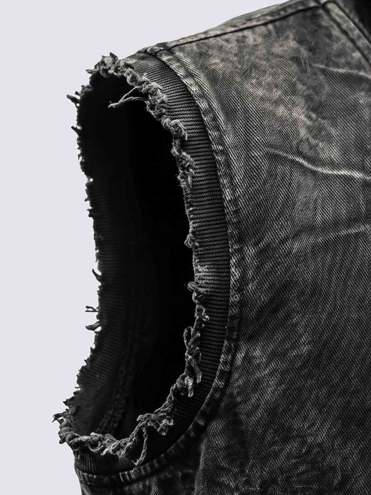 Chaleco de denim con capucha – detalle de la sisa sin rematar | XoKool