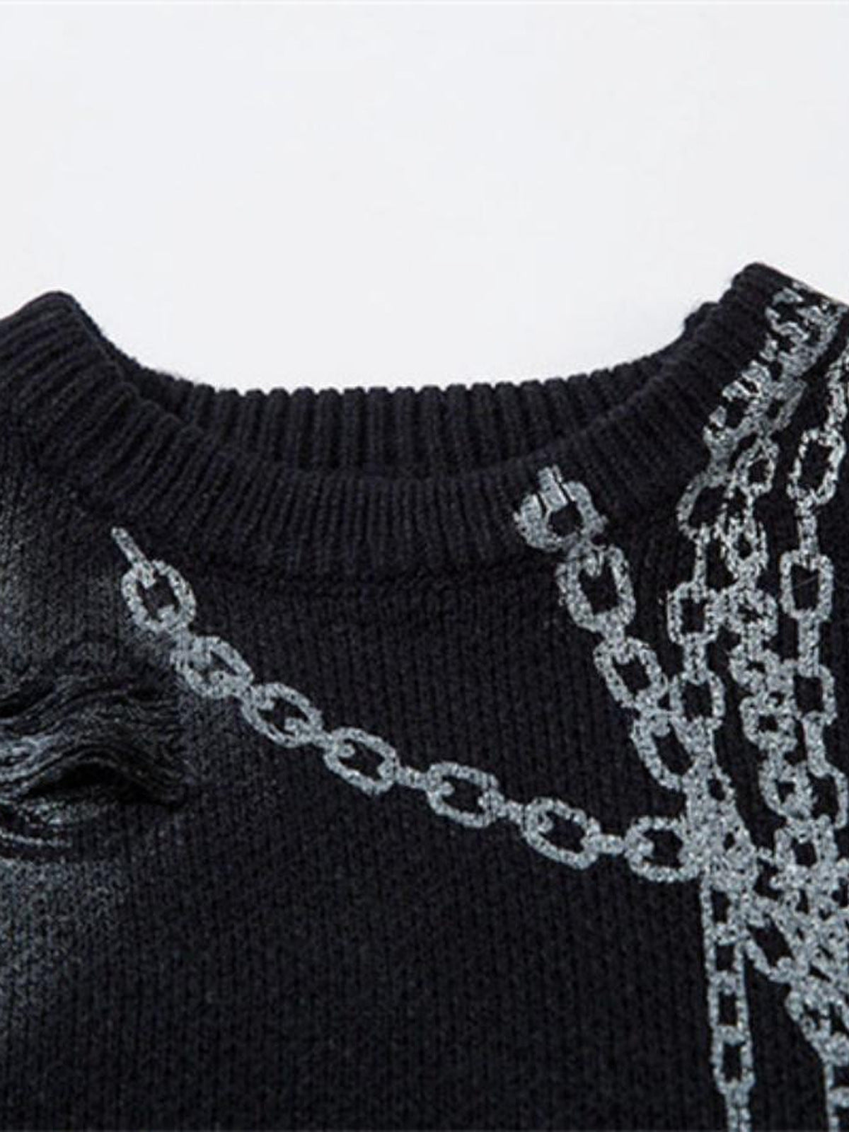 Schwarzer Distressed Chain Jacquard Pullover mit Spray Wash – Nahaufnahme von Ausschnitt und Kette | XoKool