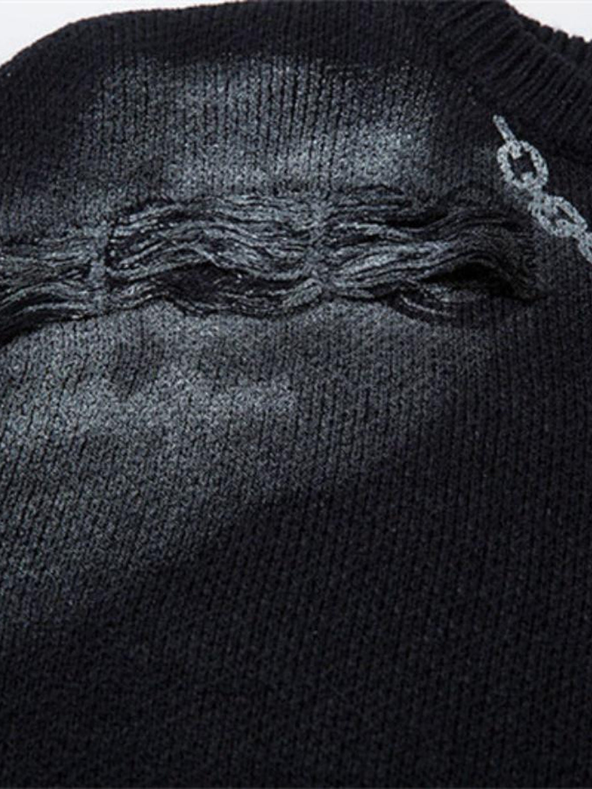 Schwarzer Distressed Chain Jacquard Pullover mit Spray Wash – Nahaufnahme von Riss und Kette | XoKool