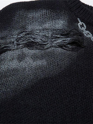 Schwarzer Distressed Chain Jacquard Pullover mit Spray Wash – Nahaufnahme von Riss und Kette | XoKool