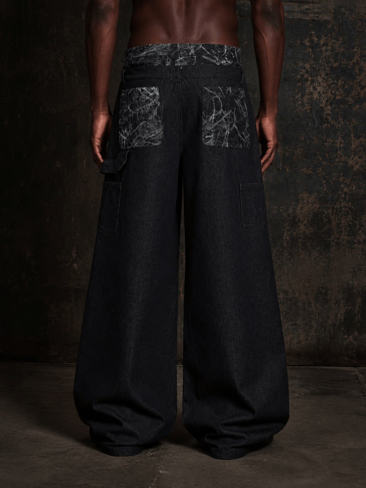 Marmor-Print Jeans – am Model, hinten | XoKool