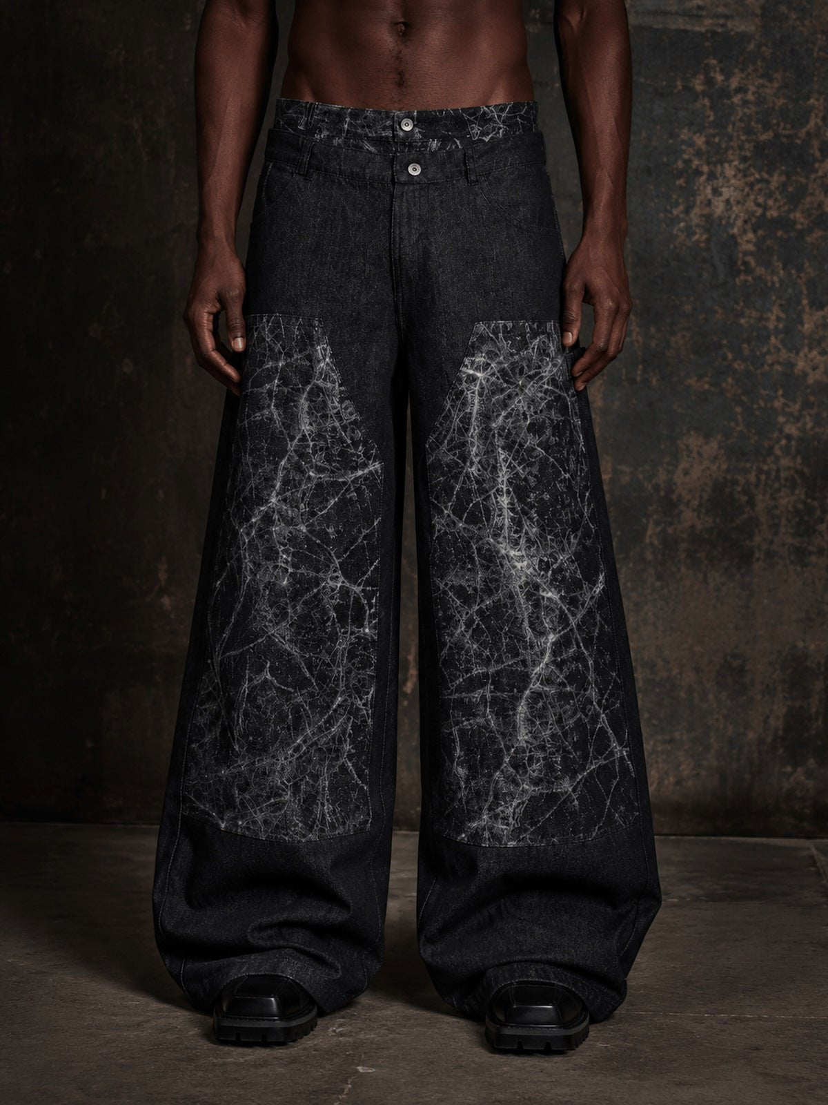 Schwarze Jeans mit doppeltem Bund und Marmor-Print – am Model, vorne | XoKool