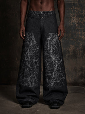 Schwarze Jeans mit doppeltem Bund und Marmor-Print – am Model, vorne | XoKool