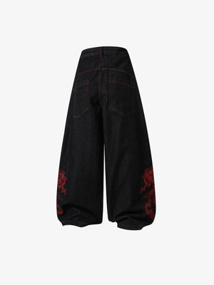 Schwarze Drachen-Jeans mit roter Stickerei – Rückseite, flach liegend | XoKool