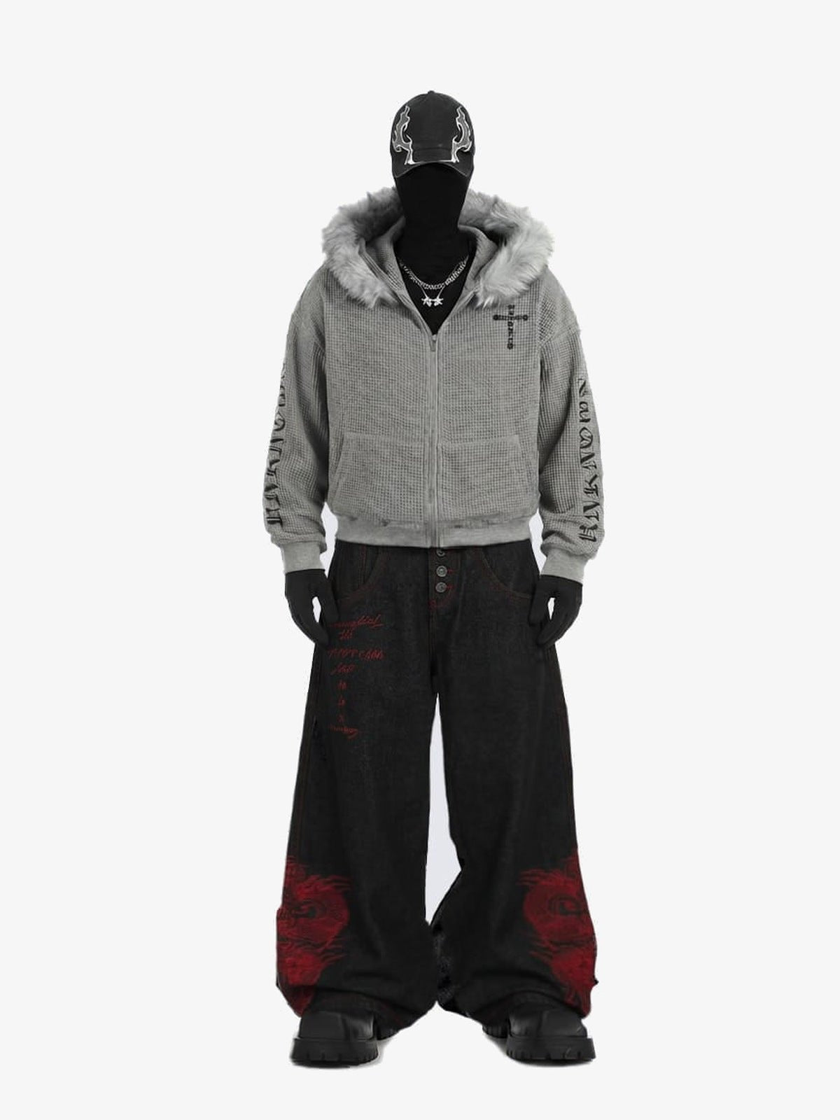 Schwarze Drachen-Jeans mit roter Stickerei – an der Schaufensterpuppe mit Hoodie | XoKool