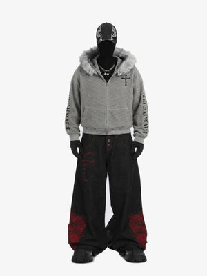 Schwarze Drachen-Jeans mit roter Stickerei – an der Schaufensterpuppe mit Hoodie | XoKool