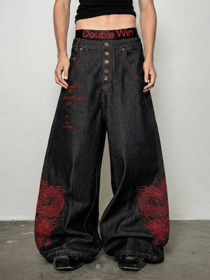 Schwarze Drachen-Jeans mit roter Stickerei – am Model, Vorderansicht | XoKool