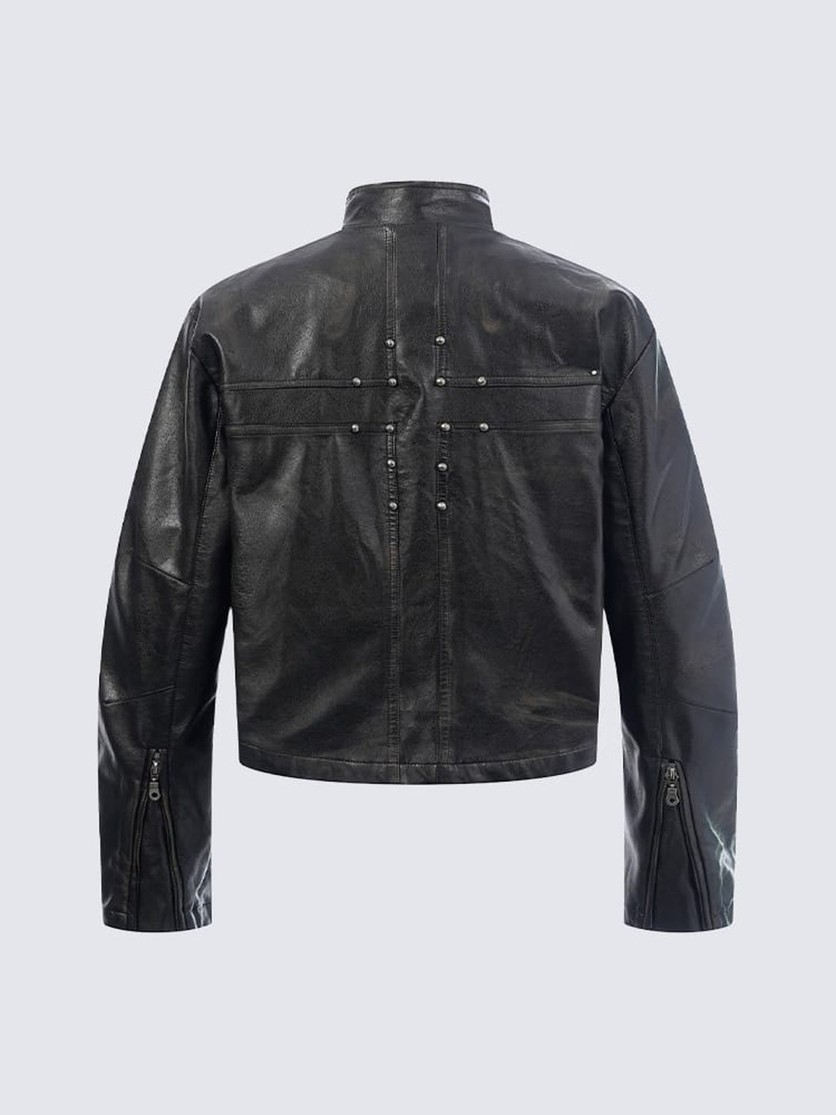 Chaqueta cafe racer negra de cuero sintético con tachuelas – negra, vista trasera | XoKool