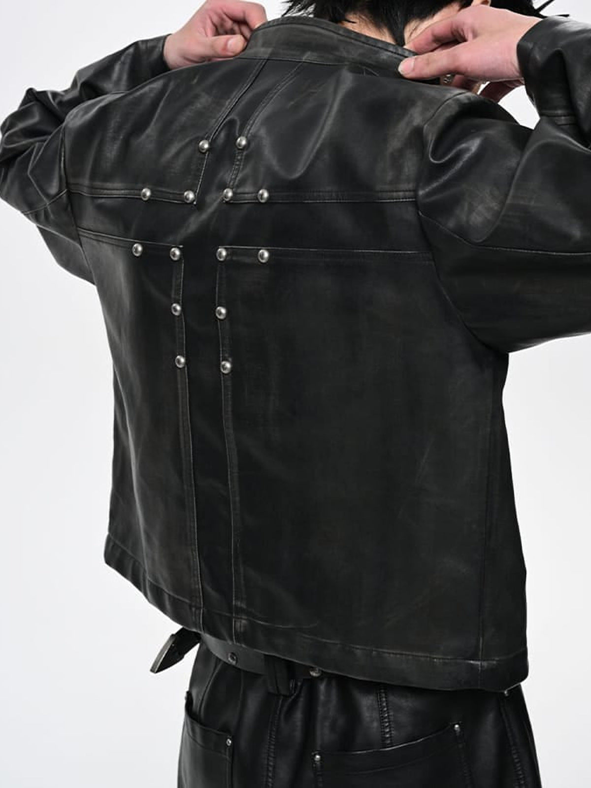 Chaqueta cafe racer negra de cuero sintético con tachuelas – en modelo, espalda con tachuelas | XoKool