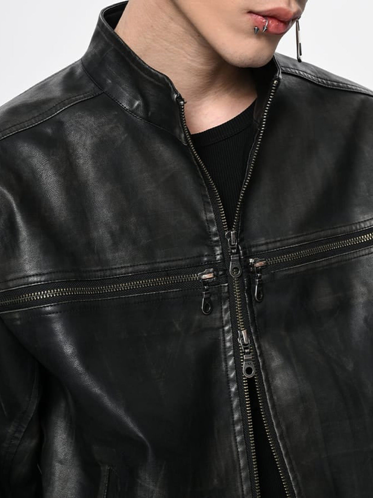 Chaqueta cafe racer negra de cuero sintético con tachuelas – en modelo, detalle del cuello y la cremallera | XoKool