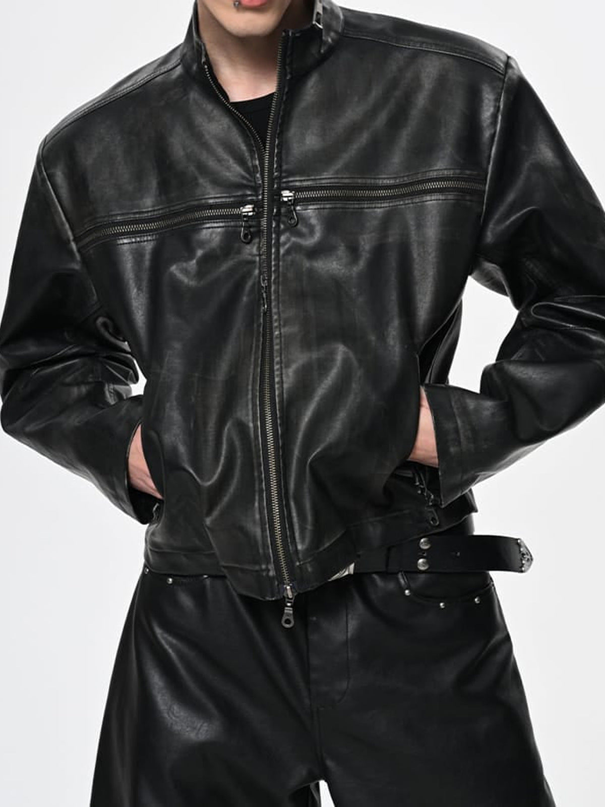 Chaqueta cafe racer de cuero sintético – en modelo, frente | XoKool